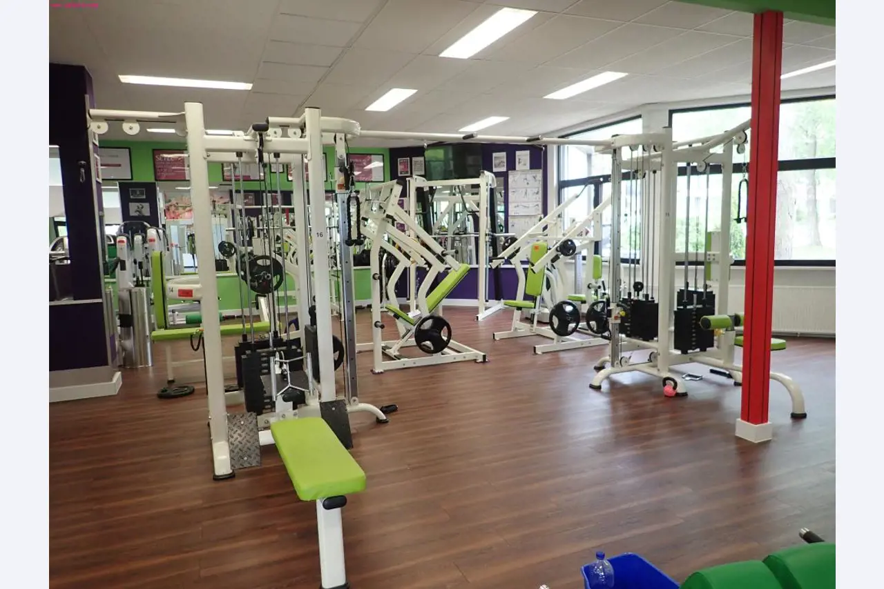 gepflegte Ausstattung eines Fitnessstudios <br>-9