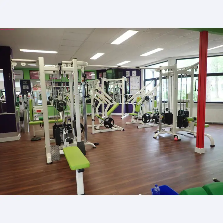gepflegte Ausstattung eines Fitnessstudios <br>-9