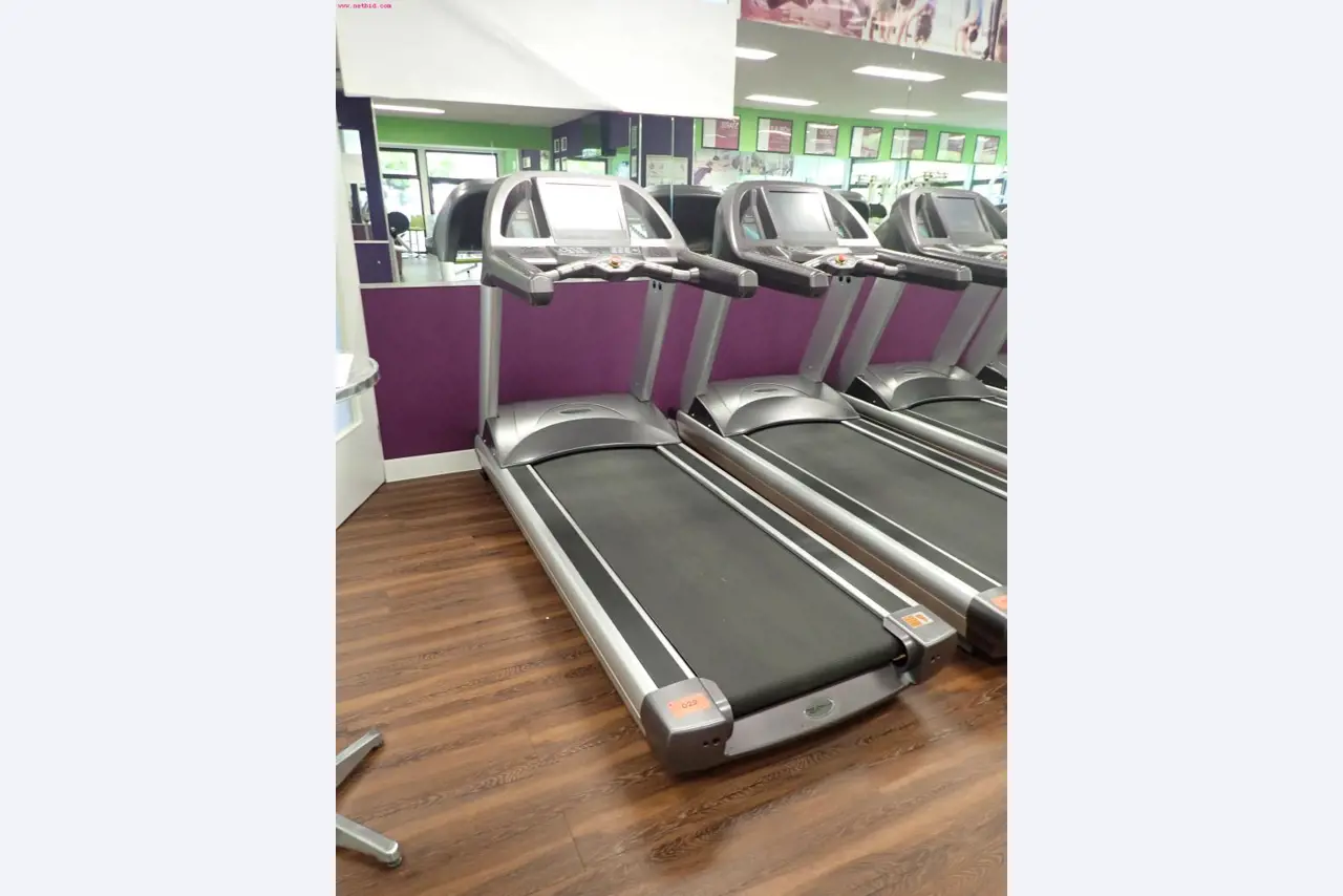 gepflegte Ausstattung eines Fitnessstudios <br>-1