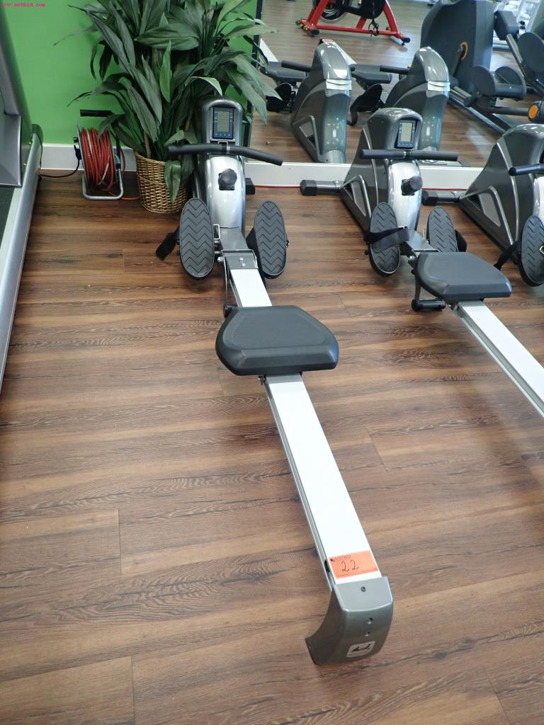 gepflegte Ausstattung eines Fitnessstudios <br>-2