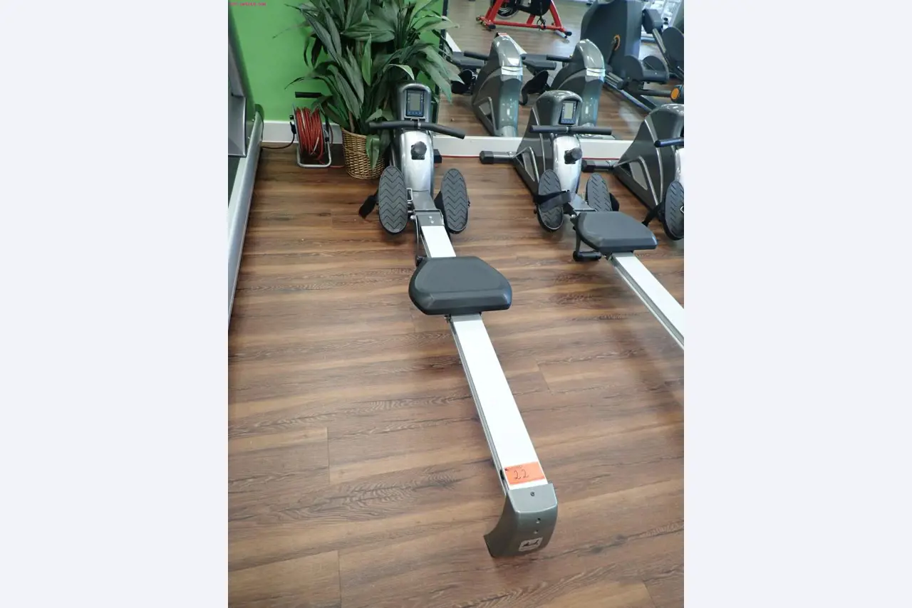 gepflegte Ausstattung eines Fitnessstudios <br>-2