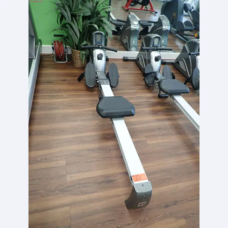 gepflegte Ausstattung eines Fitnessstudios <br>-2