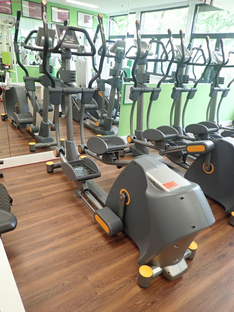 gepflegte Ausstattung eines Fitnessstudios <br>-3