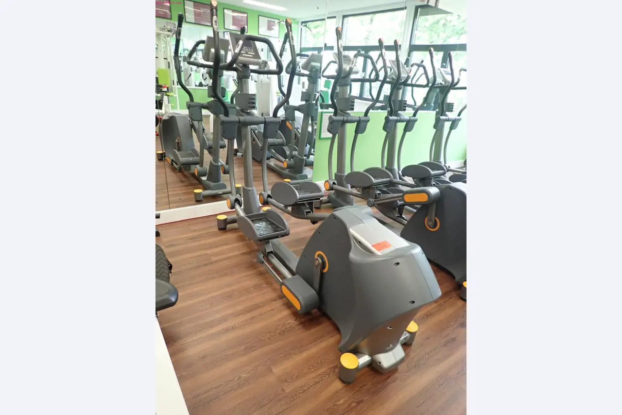 gepflegte Ausstattung eines Fitnessstudios <br>-3