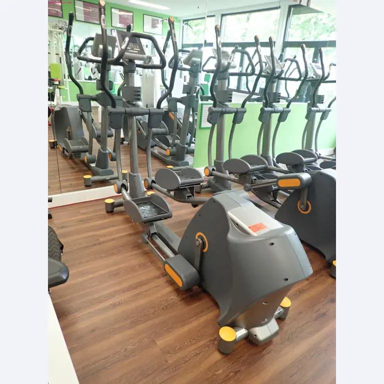 gepflegte Ausstattung eines Fitnessstudios <br>-3