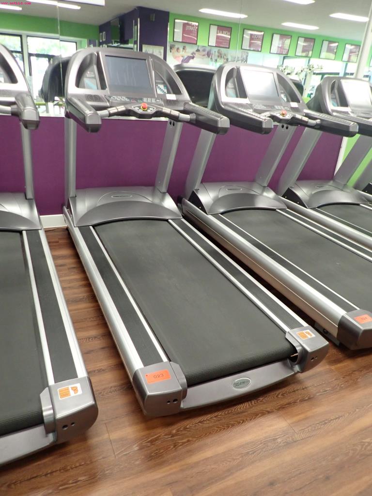 gepflegte Ausstattung eines Fitnessstudios <br>-1