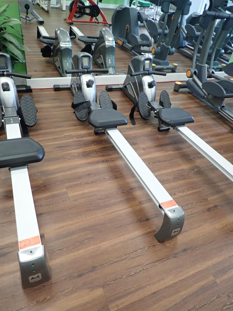 gepflegte Ausstattung eines Fitnessstudios <br>-2