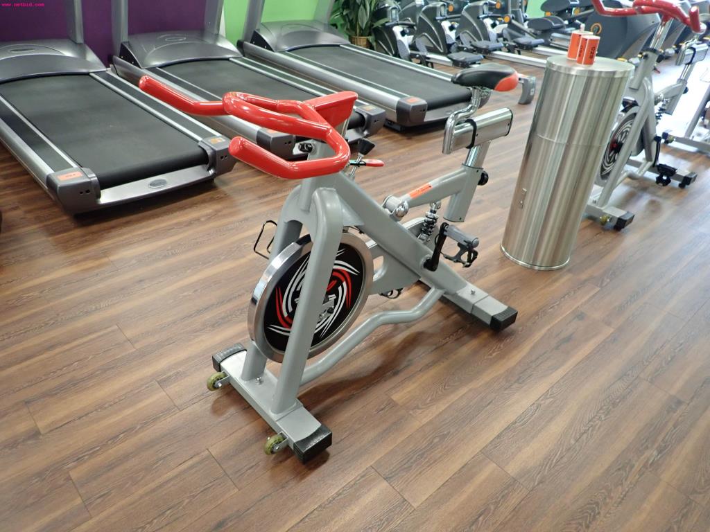 gepflegte Ausstattung eines Fitnessstudios <br>-3