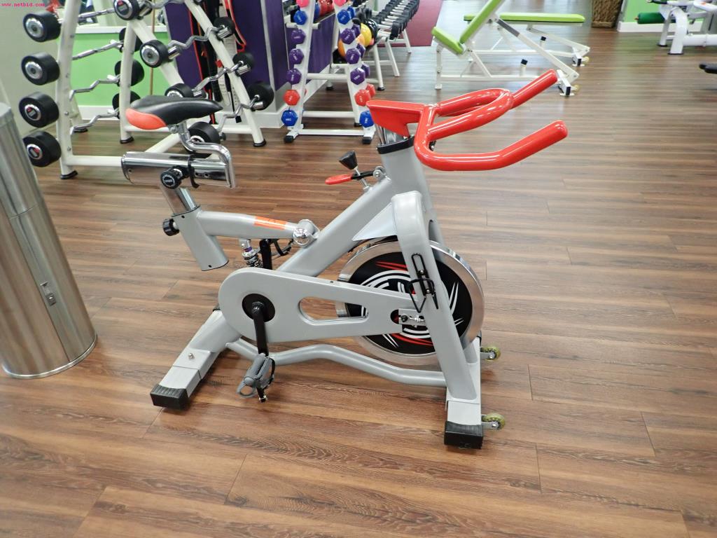 gepflegte Ausstattung eines Fitnessstudios <br>-4