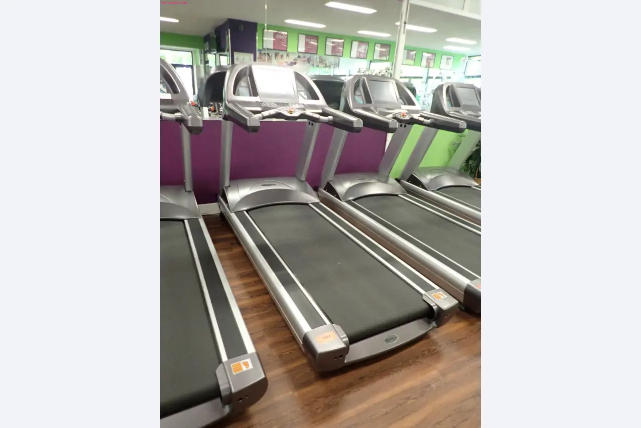 gepflegte Ausstattung eines Fitnessstudios <br>-1