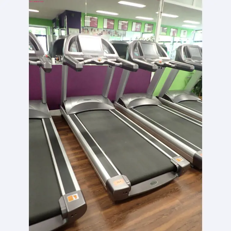 gepflegte Ausstattung eines Fitnessstudios <br>-1