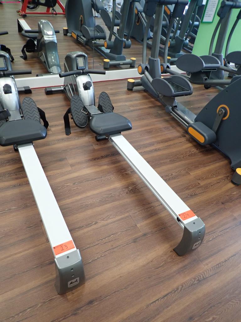 gepflegte Ausstattung eines Fitnessstudios <br>-2