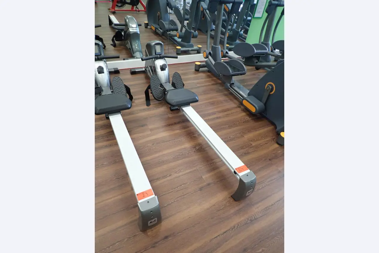 gepflegte Ausstattung eines Fitnessstudios <br>-2