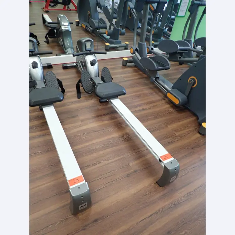 gepflegte Ausstattung eines Fitnessstudios <br>-2