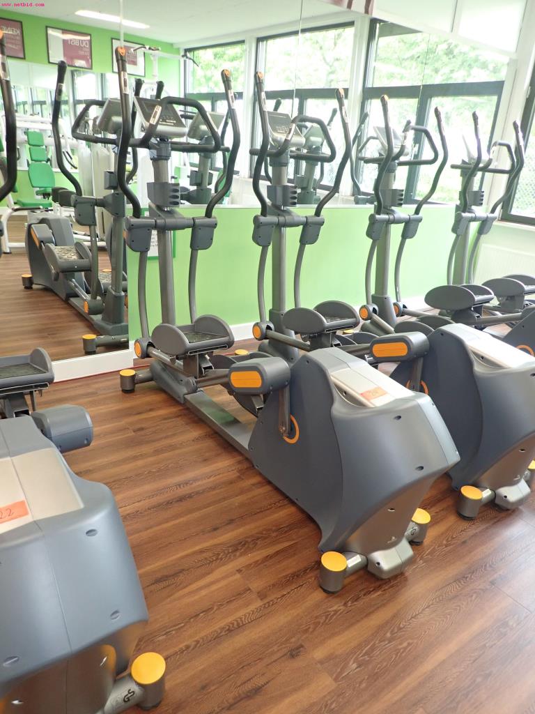 gepflegte Ausstattung eines Fitnessstudios <br>-3