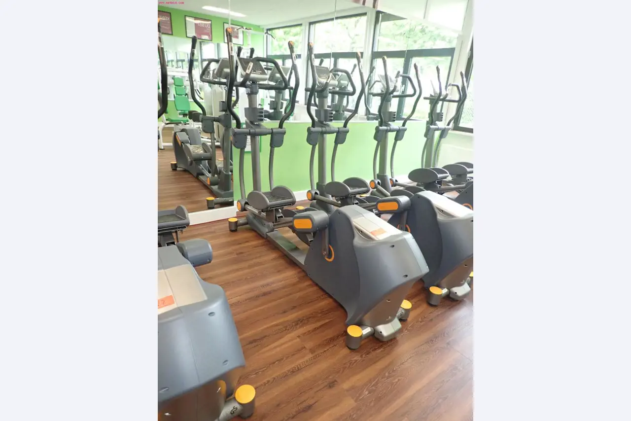 gepflegte Ausstattung eines Fitnessstudios <br>-3