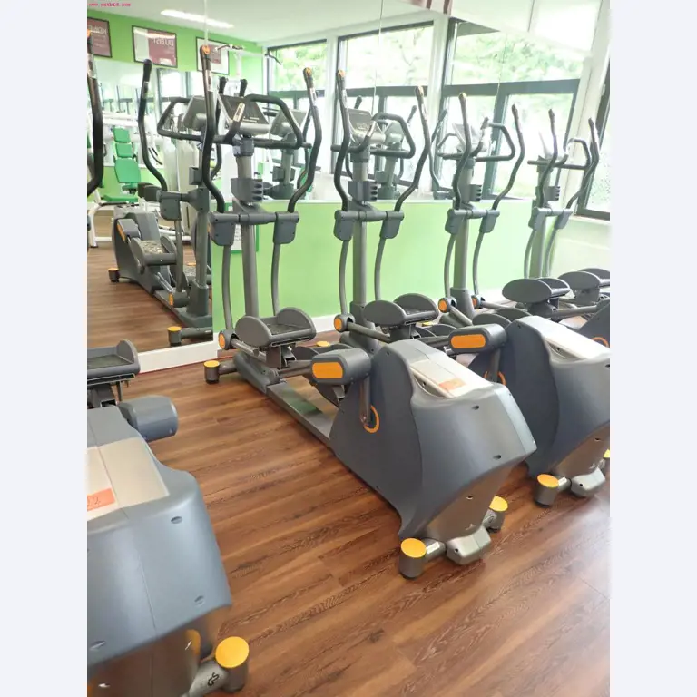 gepflegte Ausstattung eines Fitnessstudios <br>-3
