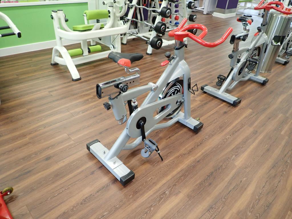 gepflegte Ausstattung eines Fitnessstudios <br>-4