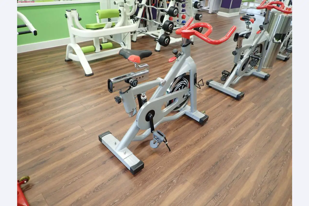 gepflegte Ausstattung eines Fitnessstudios <br>-4