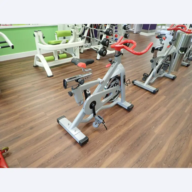 gepflegte Ausstattung eines Fitnessstudios <br>-4