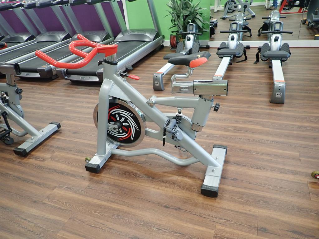 gepflegte Ausstattung eines Fitnessstudios <br>-5