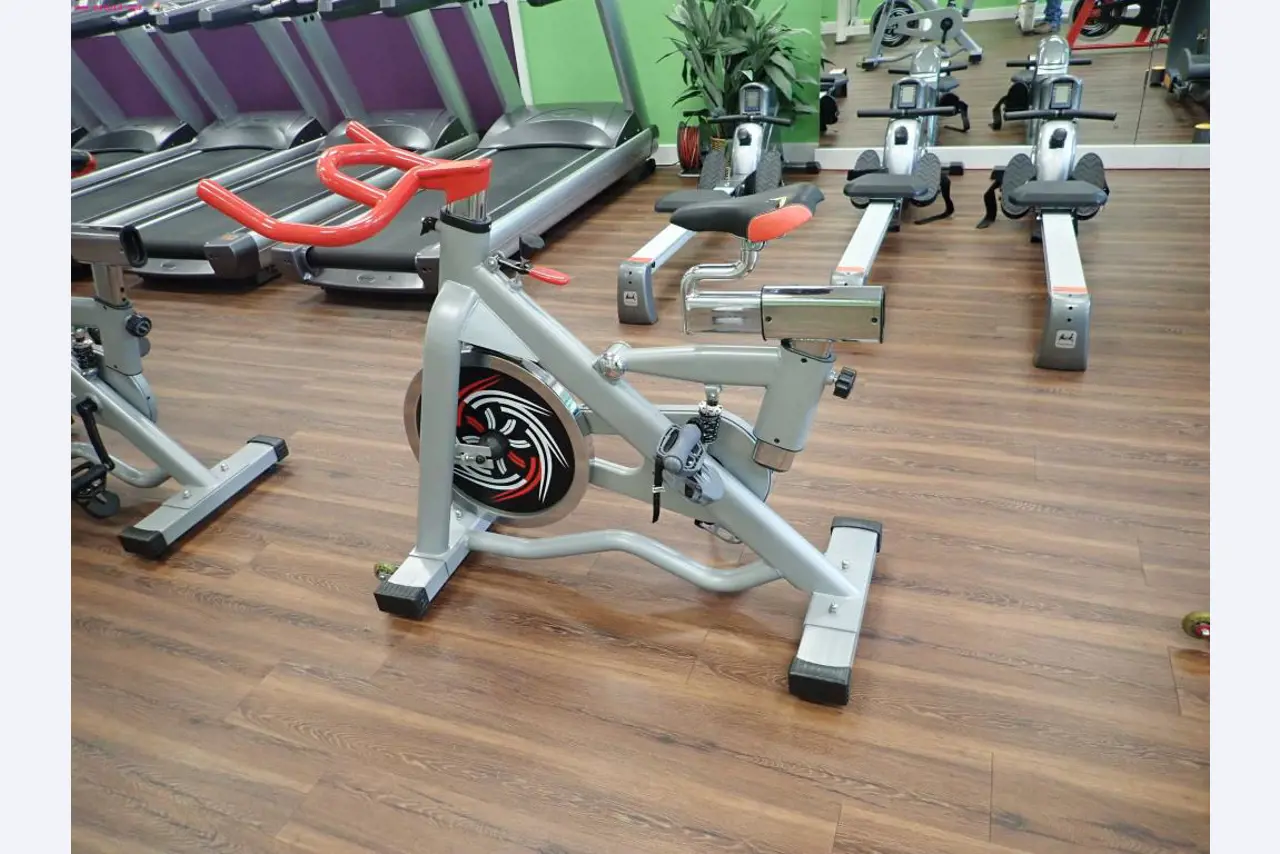 gepflegte Ausstattung eines Fitnessstudios <br>-5