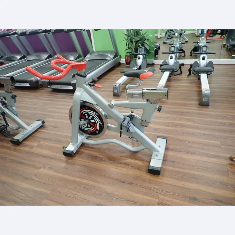 gepflegte Ausstattung eines Fitnessstudios <br>-5