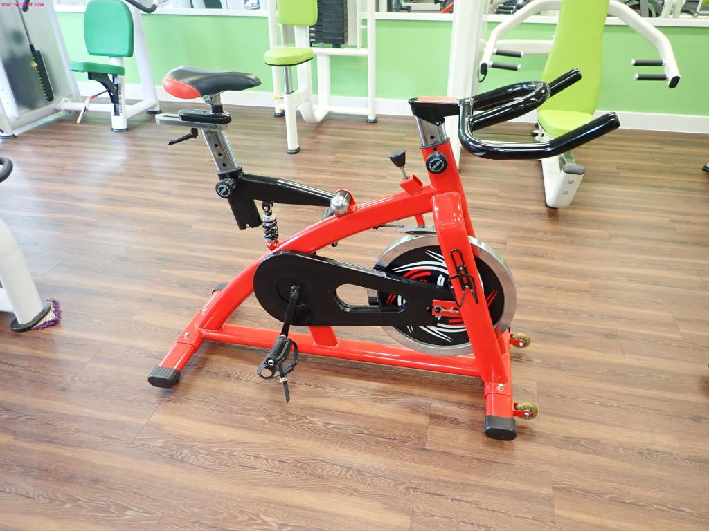 gepflegte Ausstattung eines Fitnessstudios <br>-2