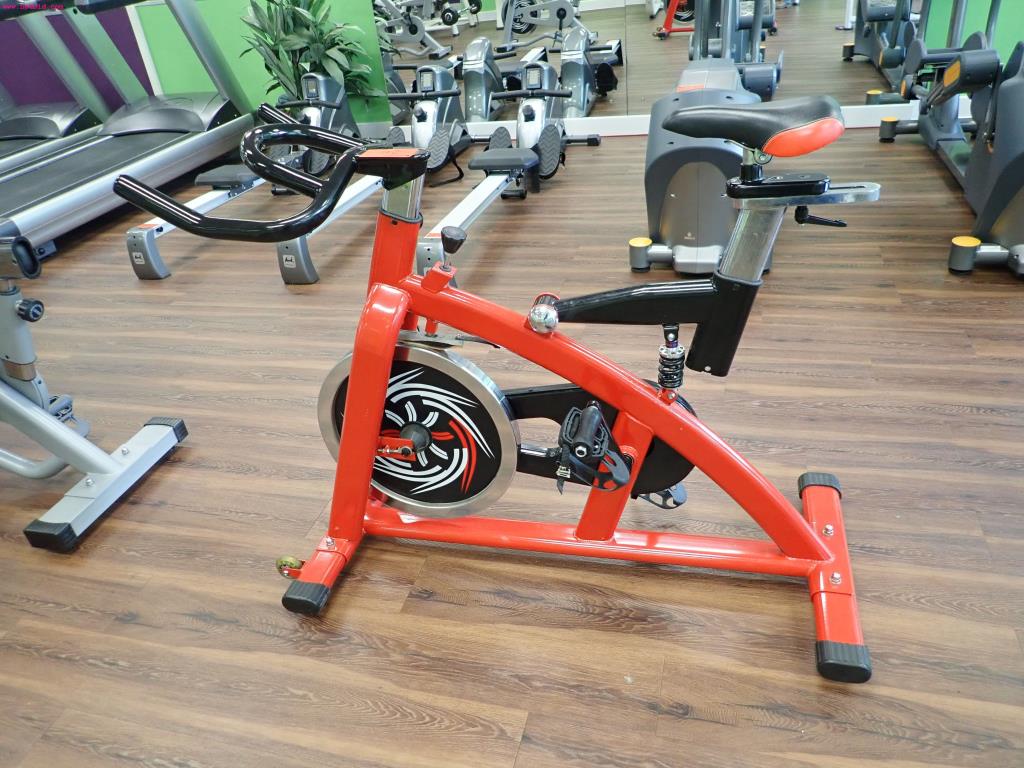 gepflegte Ausstattung eines Fitnessstudios <br>-3