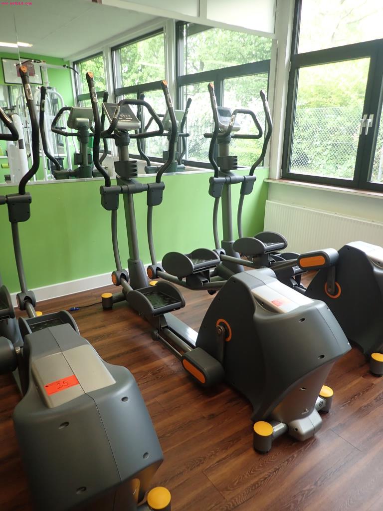 gepflegte Ausstattung eines Fitnessstudios <br>-4
