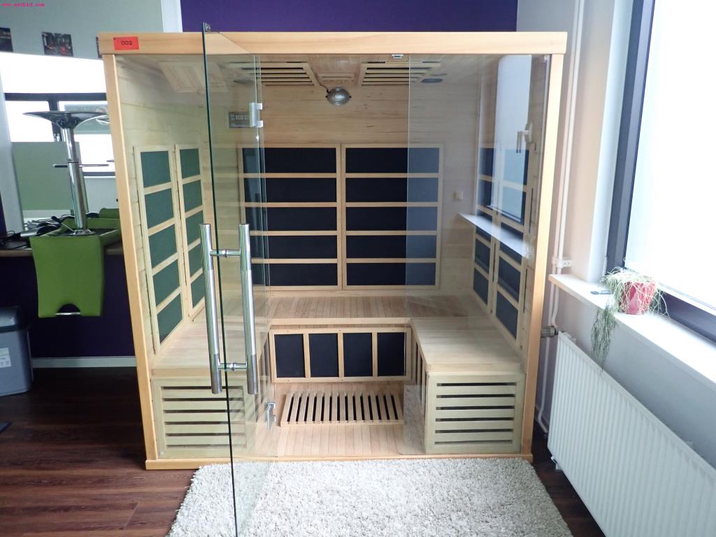 gepflegte Ausstattung eines Fitnessstudios <br>-1