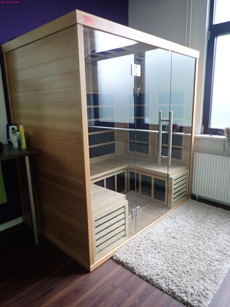 gepflegte Ausstattung eines Fitnessstudios <br>-2