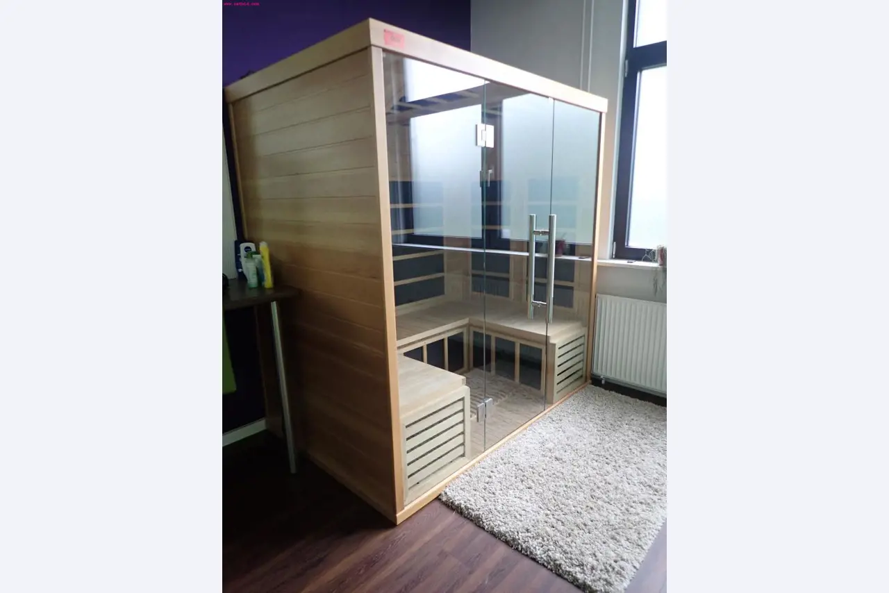 gepflegte Ausstattung eines Fitnessstudios <br>-2