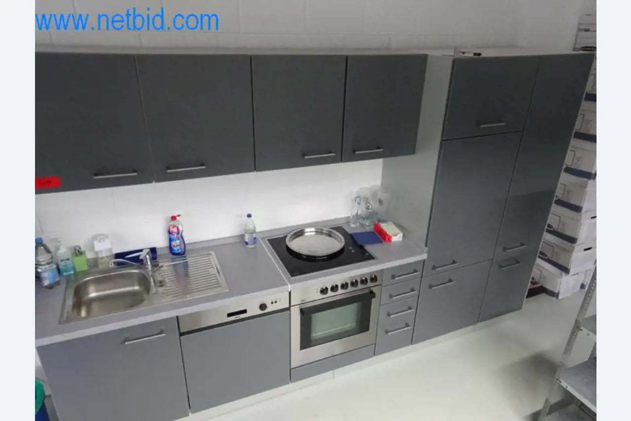 Dobře udržované kovoobráběcí stroje a provozní a kancelářské vybavení.-2