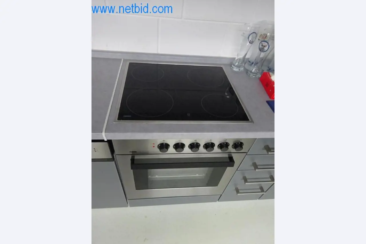 Dobře udržované kovoobráběcí stroje a provozní a kancelářské vybavení.-4