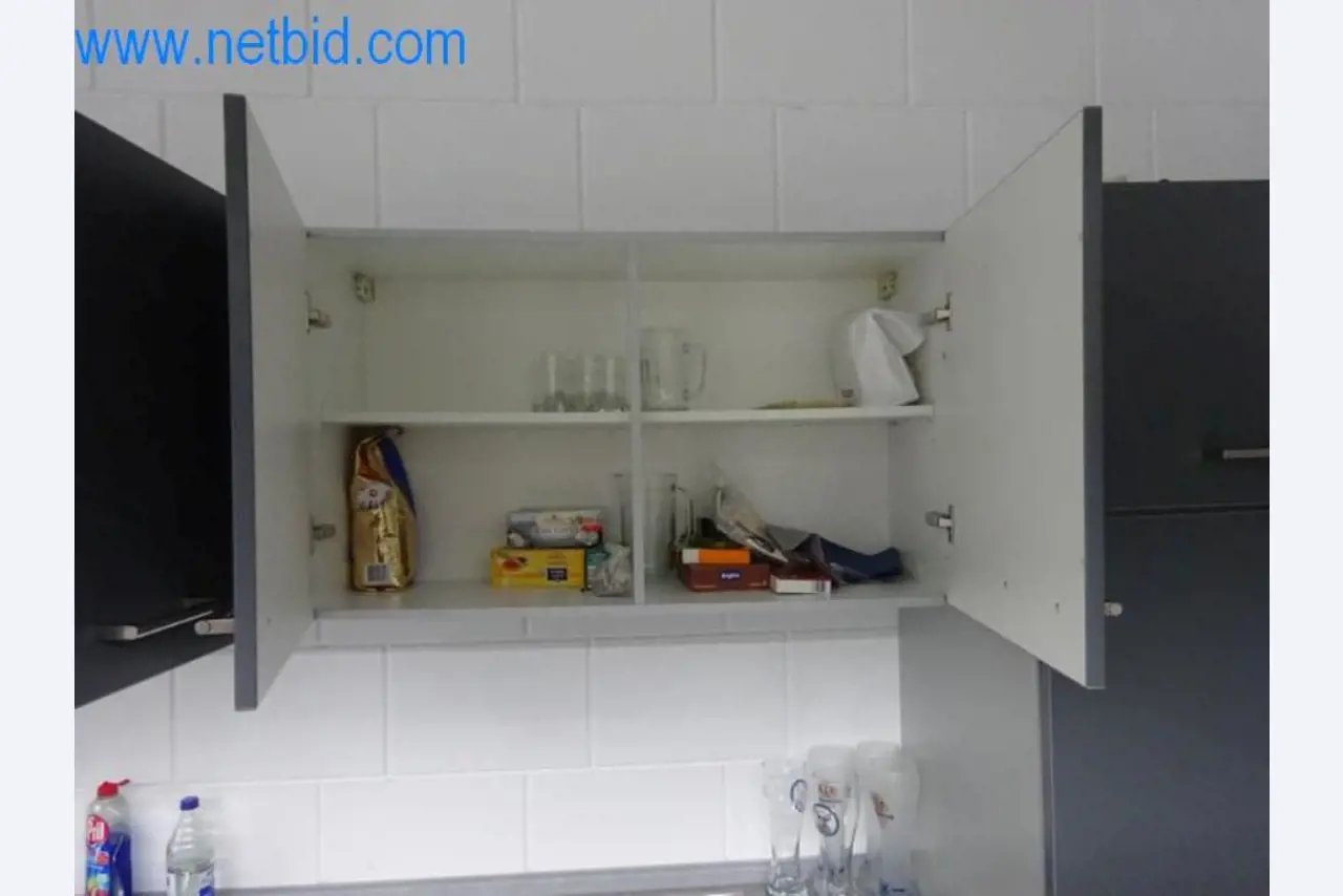 Dobře udržované kovoobráběcí stroje a provozní a kancelářské vybavení.-5