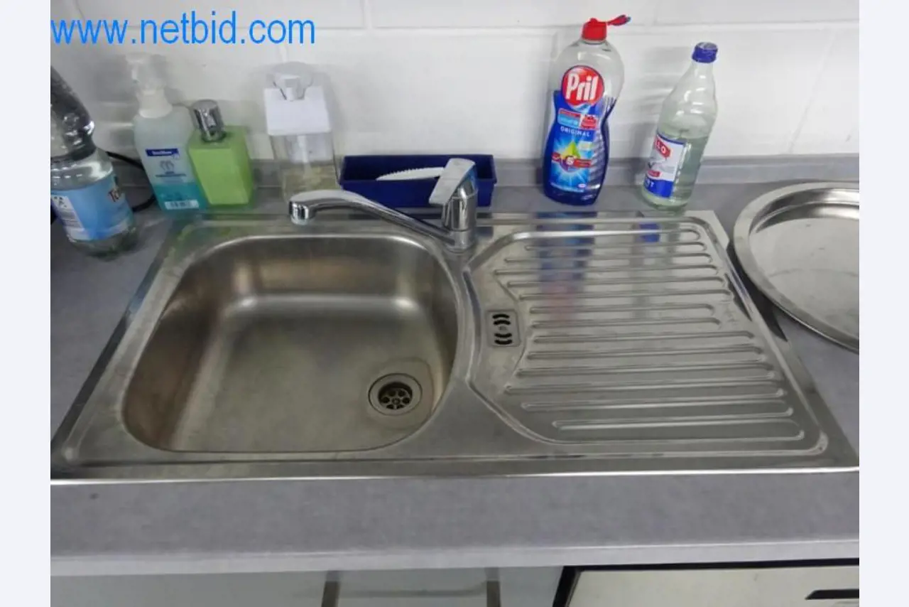 Dobře udržované kovoobráběcí stroje a provozní a kancelářské vybavení.-6