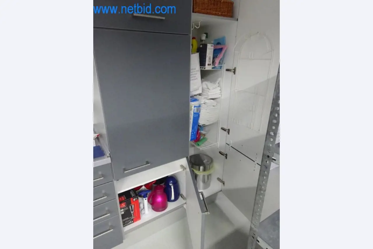 Dobře udržované kovoobráběcí stroje a provozní a kancelářské vybavení.-7