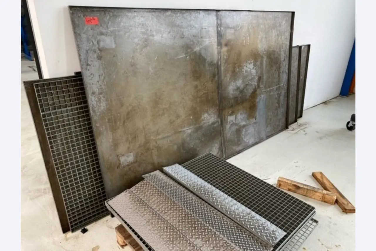 Well-maintained metalworking machines as well as the operating and office equipment -1