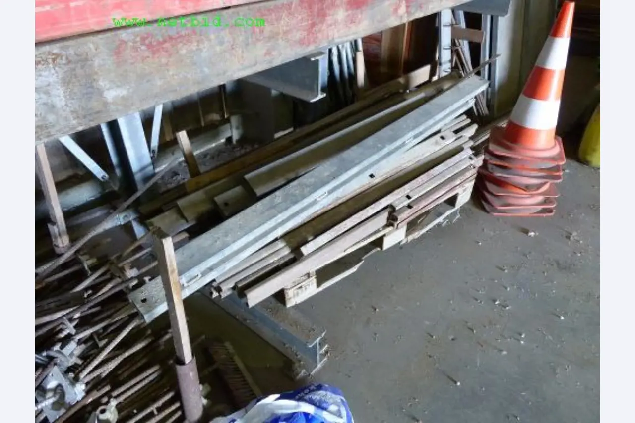Baumaschinen, Nutzfahrzeuge, Anhänger, Schalungsmaterial und sonstige Handgeräte<br>-13
