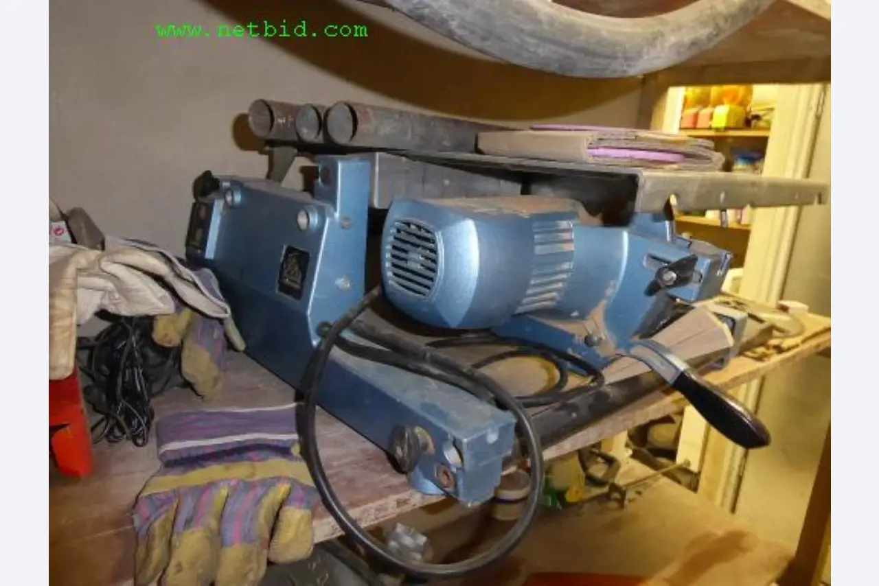 Machines de construction, véhicules utilitaires, remorques, matériel de coffrage et autres outils manuels<br>.-2