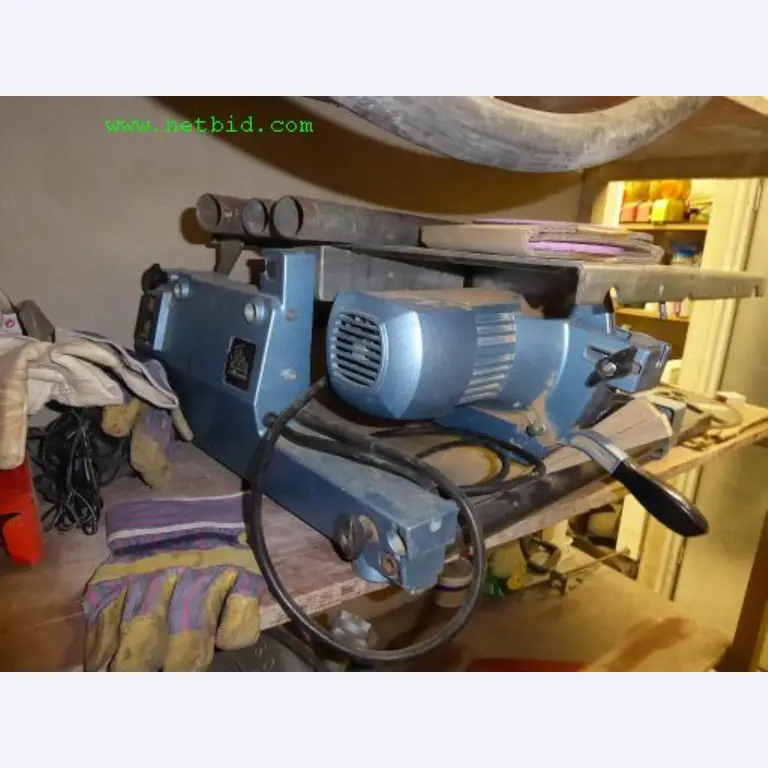 Machines de construction, véhicules utilitaires, remorques, matériel de coffrage et autres outils manuels<br>.-2