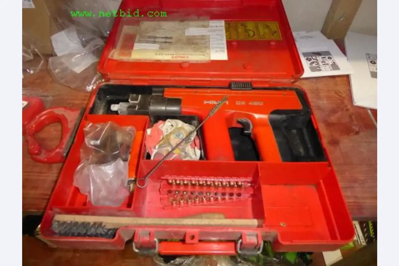 Machines de construction, véhicules utilitaires, remorques, matériel de coffrage et autres outils manuels<br>.-3