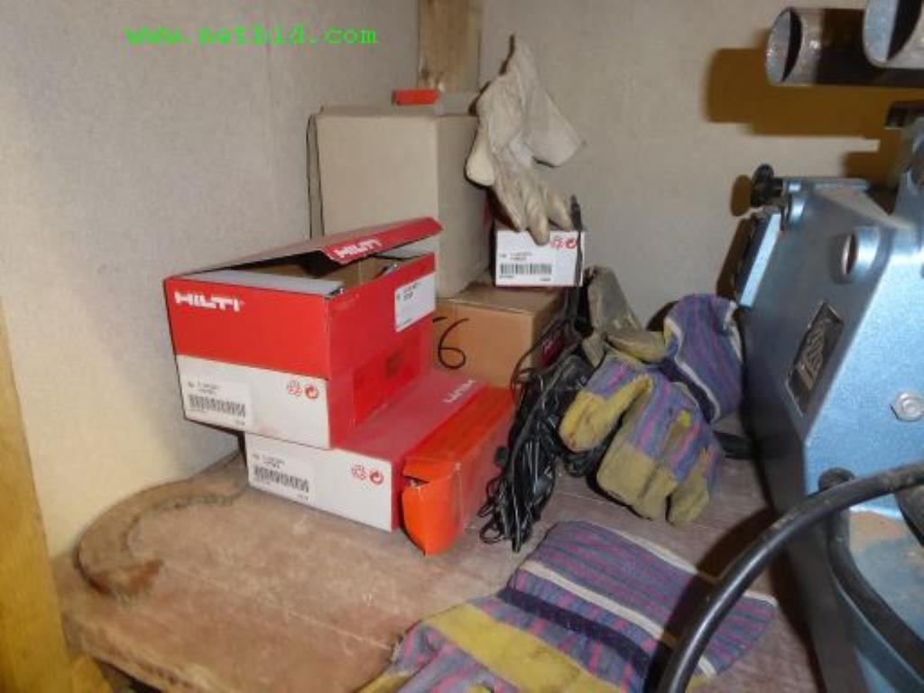 Machines de construction, véhicules utilitaires, remorques, matériel de coffrage et autres outils manuels<br>.-4