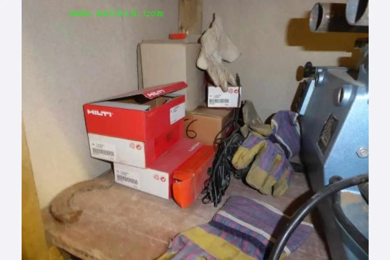 Machines de construction, véhicules utilitaires, remorques, matériel de coffrage et autres outils manuels<br>.-4