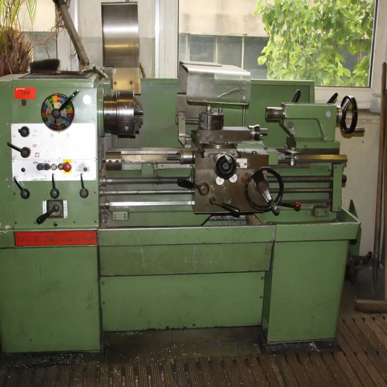 sliding and screw cutting lathe Colchester Triumph 2000