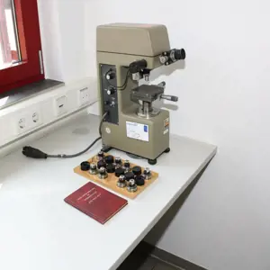 micro hardness testing device Leco M-400