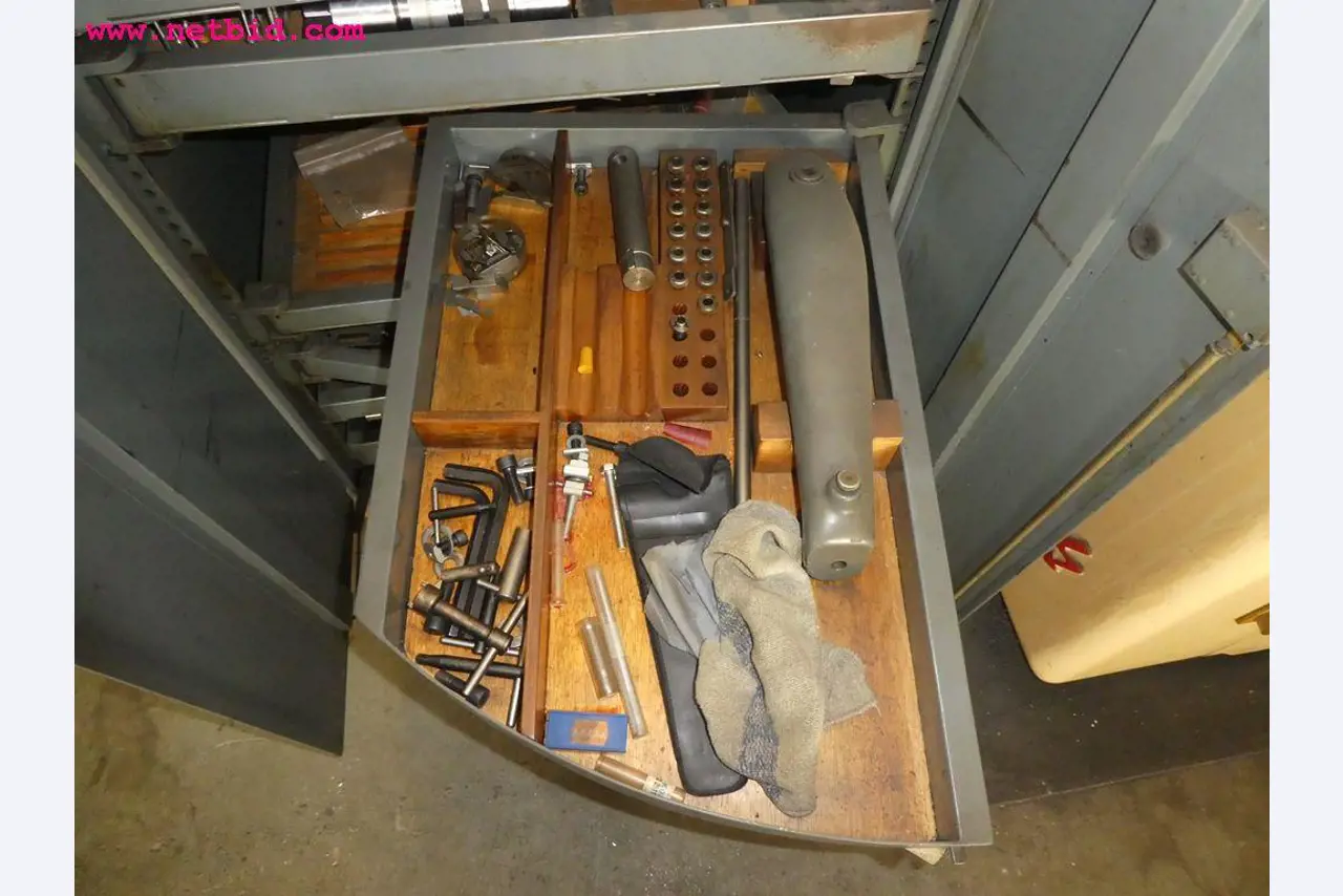 chipping and welding machines as well as welding devices, hand tools and further equipment -9