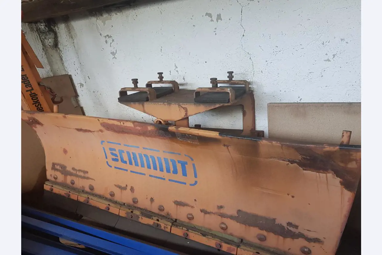 well maintained machinery for sheet metal working-2