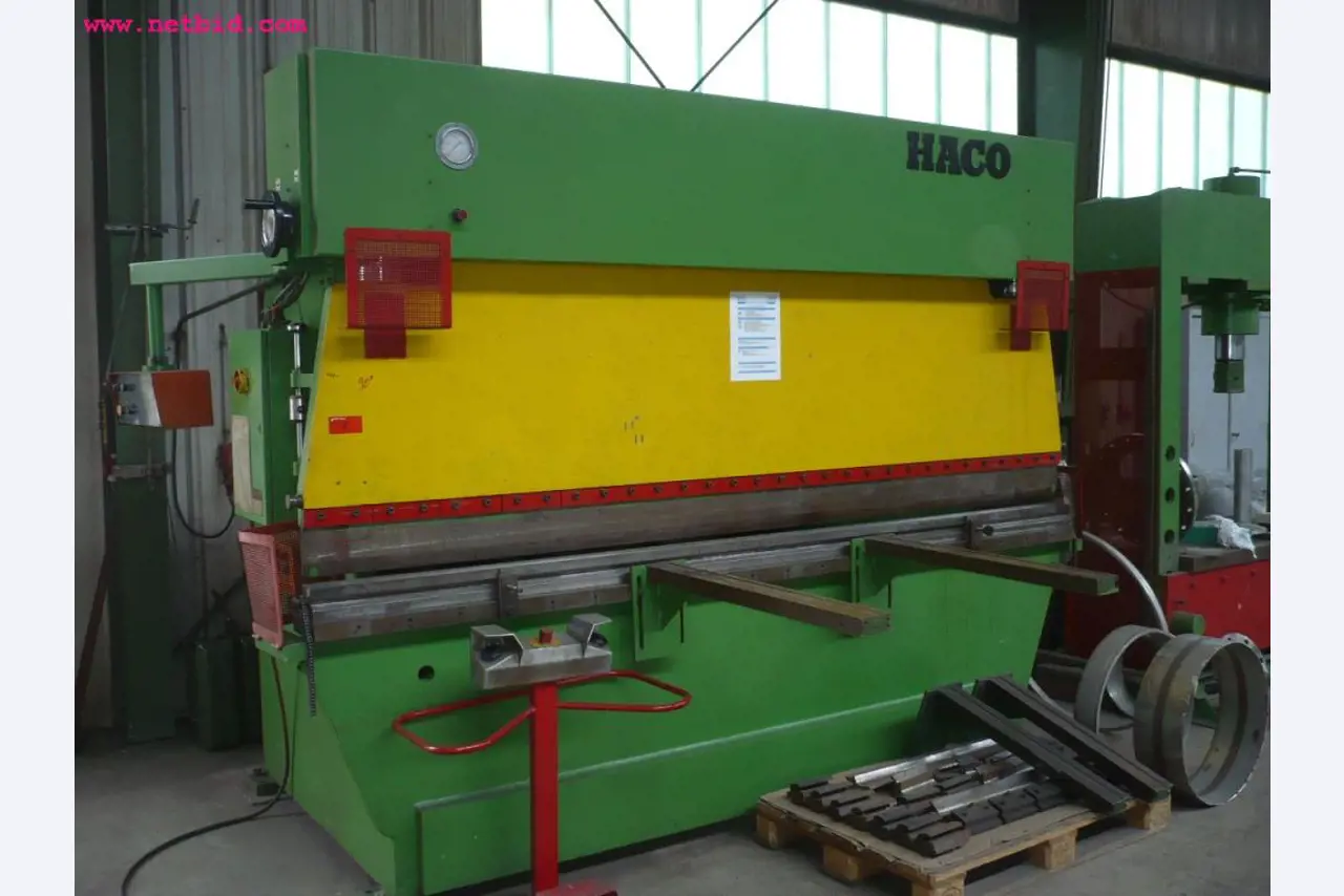 well maintained machinery for sheet metal working-1